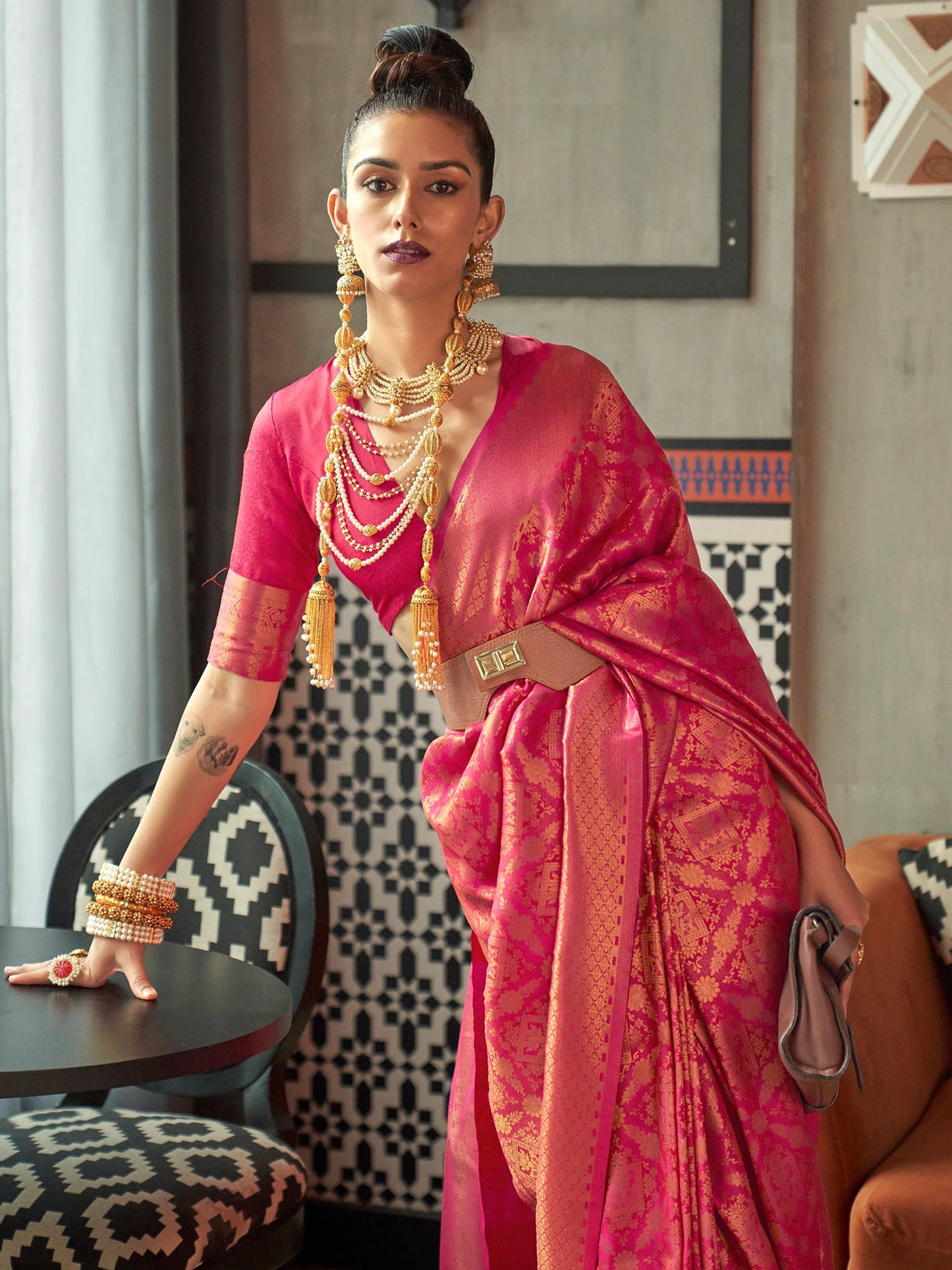 Women's Silk Blend Pink Woven Design Designer Saree With Blouse Piece