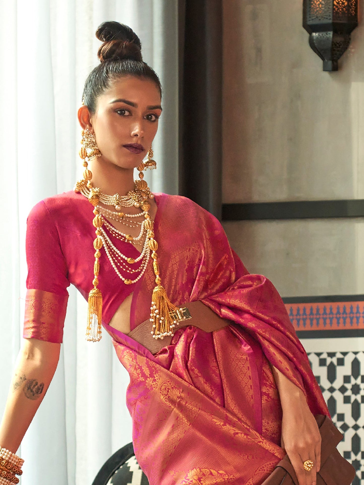 Women's Silk Blend Pink Woven Design Designer Saree With Blouse Piece