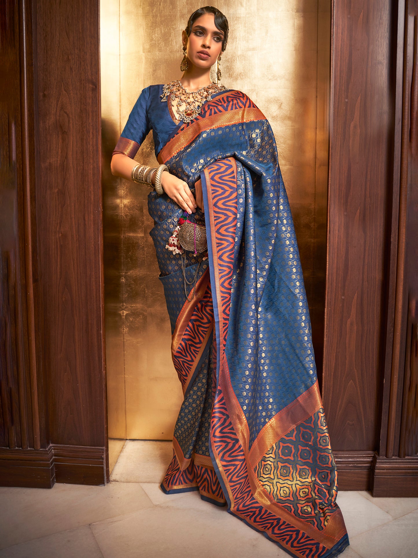 Women's Silk Blend Navy Blue Woven Design Handloom Saree With Blouse Piece