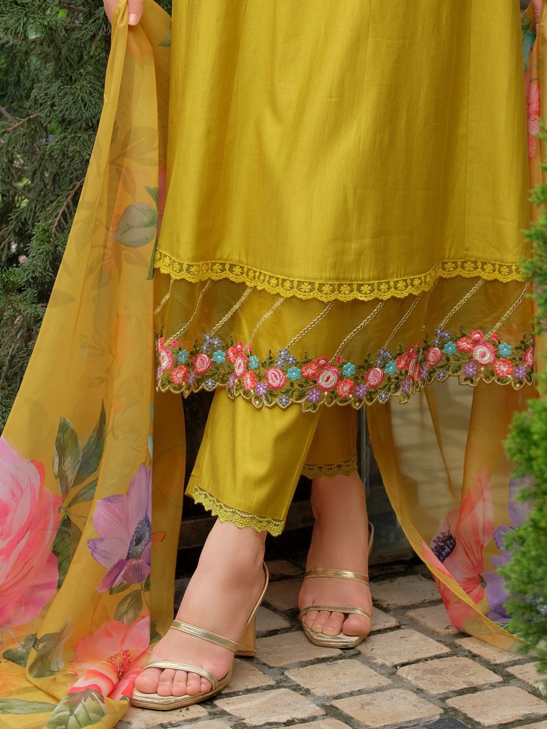 Women Floral Embroidered Regular Thread Work Liva Kurta with Trousers & With Dupatta
