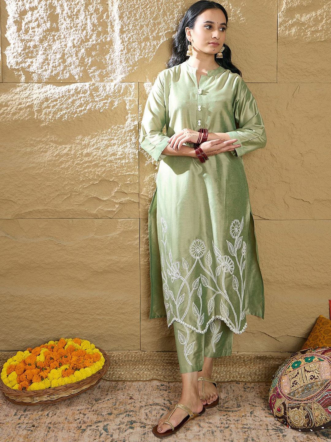 Dhiyona IE Women Floral Embroidered Regular Thread Work Kurta with Trousers