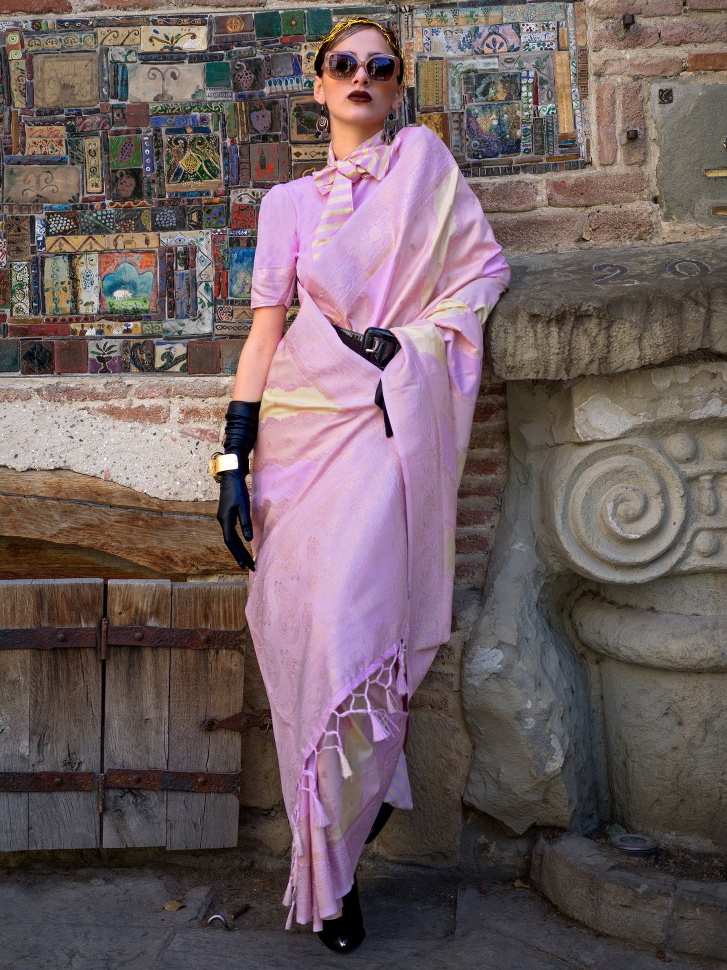 Women's Soft Silk Mauve Woven Design Designer Saree With Blouse Piece