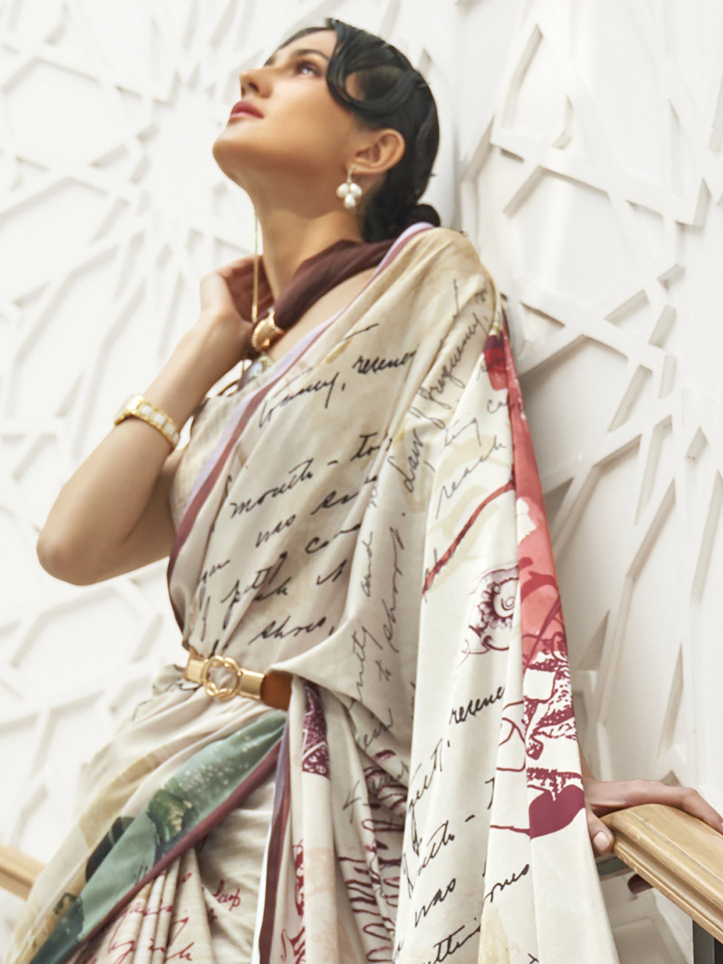 Women's Crepe Cream Digital Print Celebrity Saree With Blouse Piece