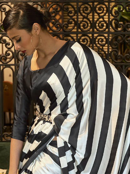 Women's Crepe Off White Printed Celebrity Saree With Blouse Piece