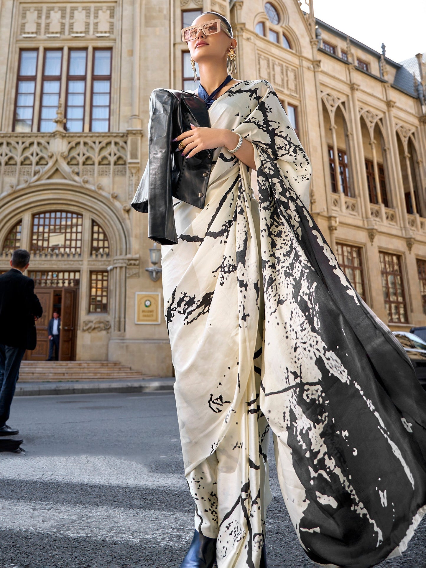 Women's Crepe Cream Digital Print Designer Saree With Blouse Piece