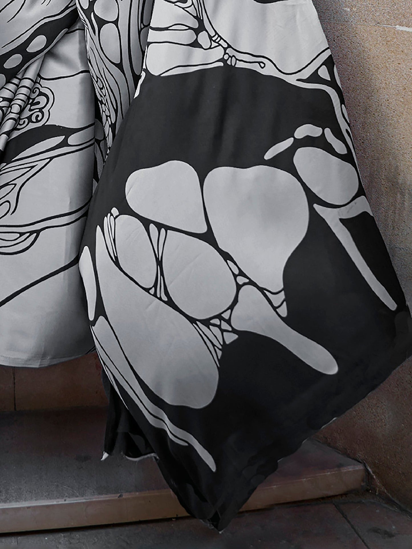 Women's Crepe Grey Digital Print Designer Saree With Blouse Piece