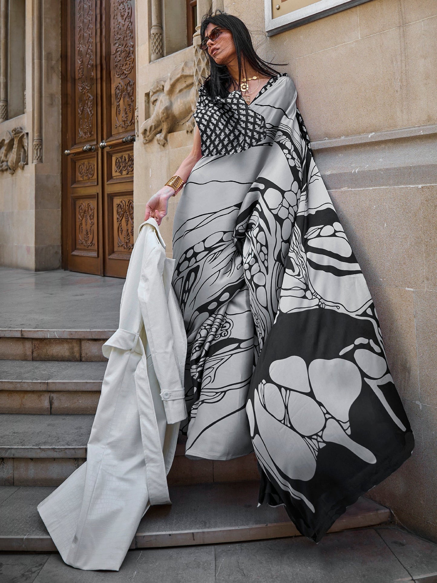 Women's Crepe Grey Digital Print Designer Saree With Blouse Piece