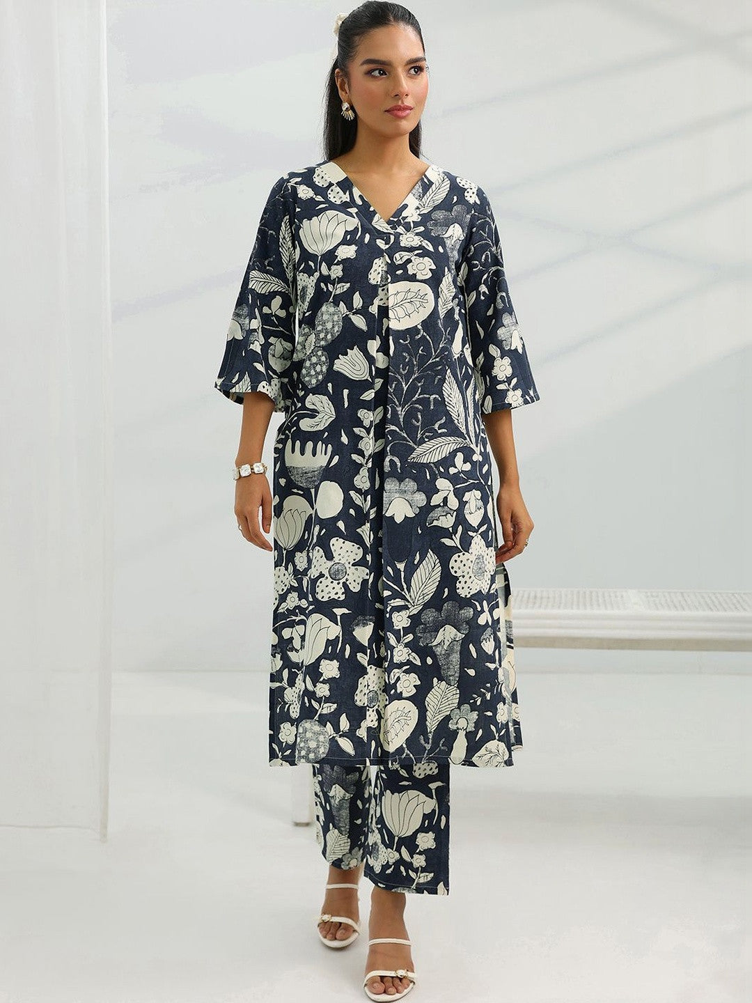 Women Floral Printed Regular Kurta with Trousers