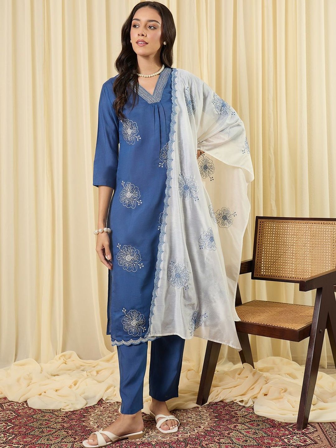 Dhiyona IE Women Floral Embroidered Regular Thread Work Kurta with Trousers & With Dupatta