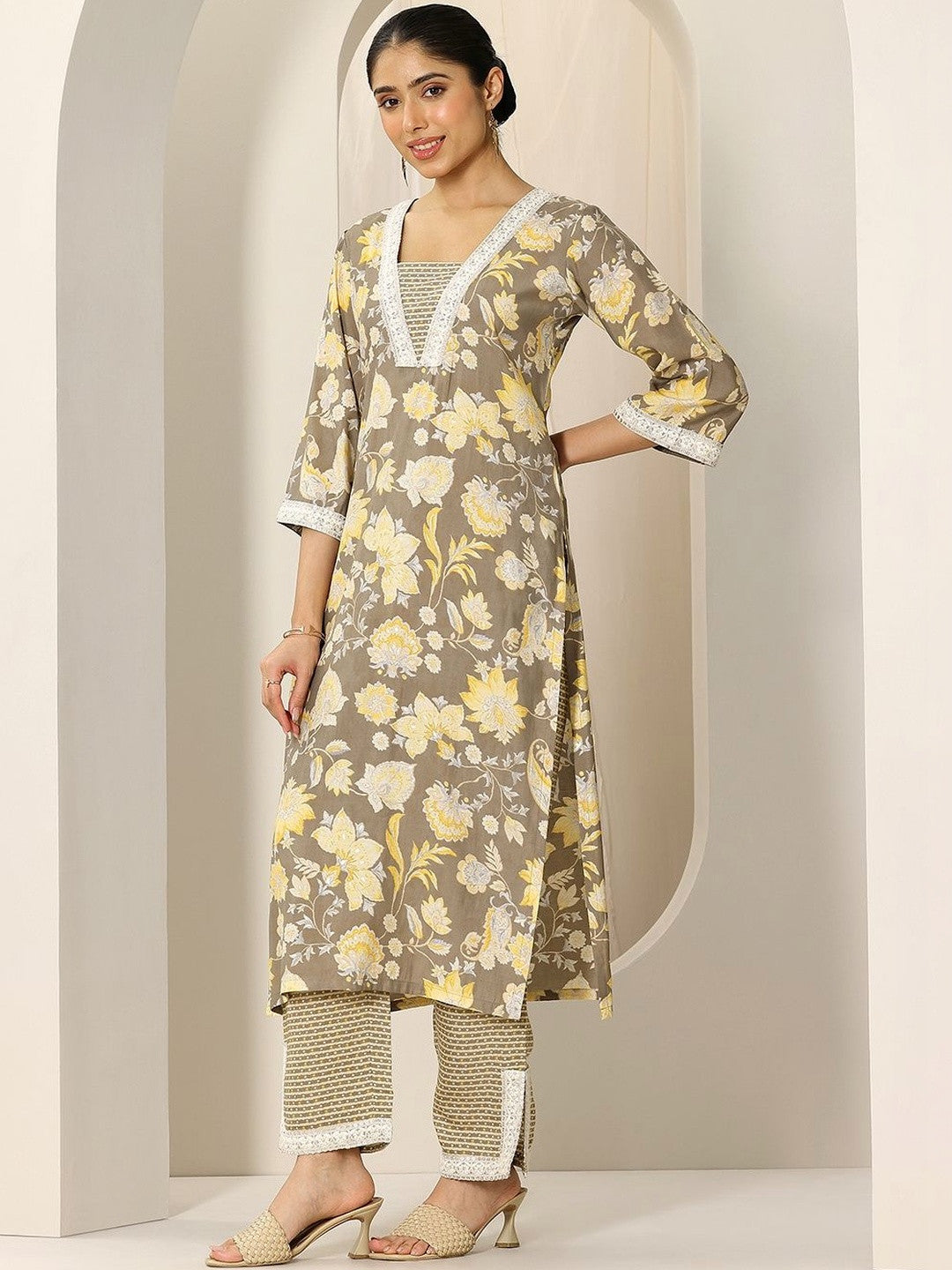 Women Floral Printed Regular Thread Work Kurta with Trousers