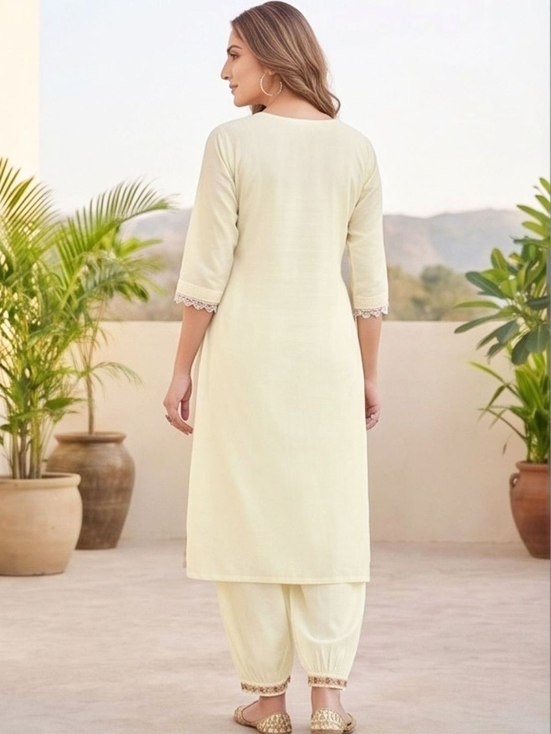 Cream Women Floral Embroidered Regular Thread Work Kurta with Patiala & With Dupatta