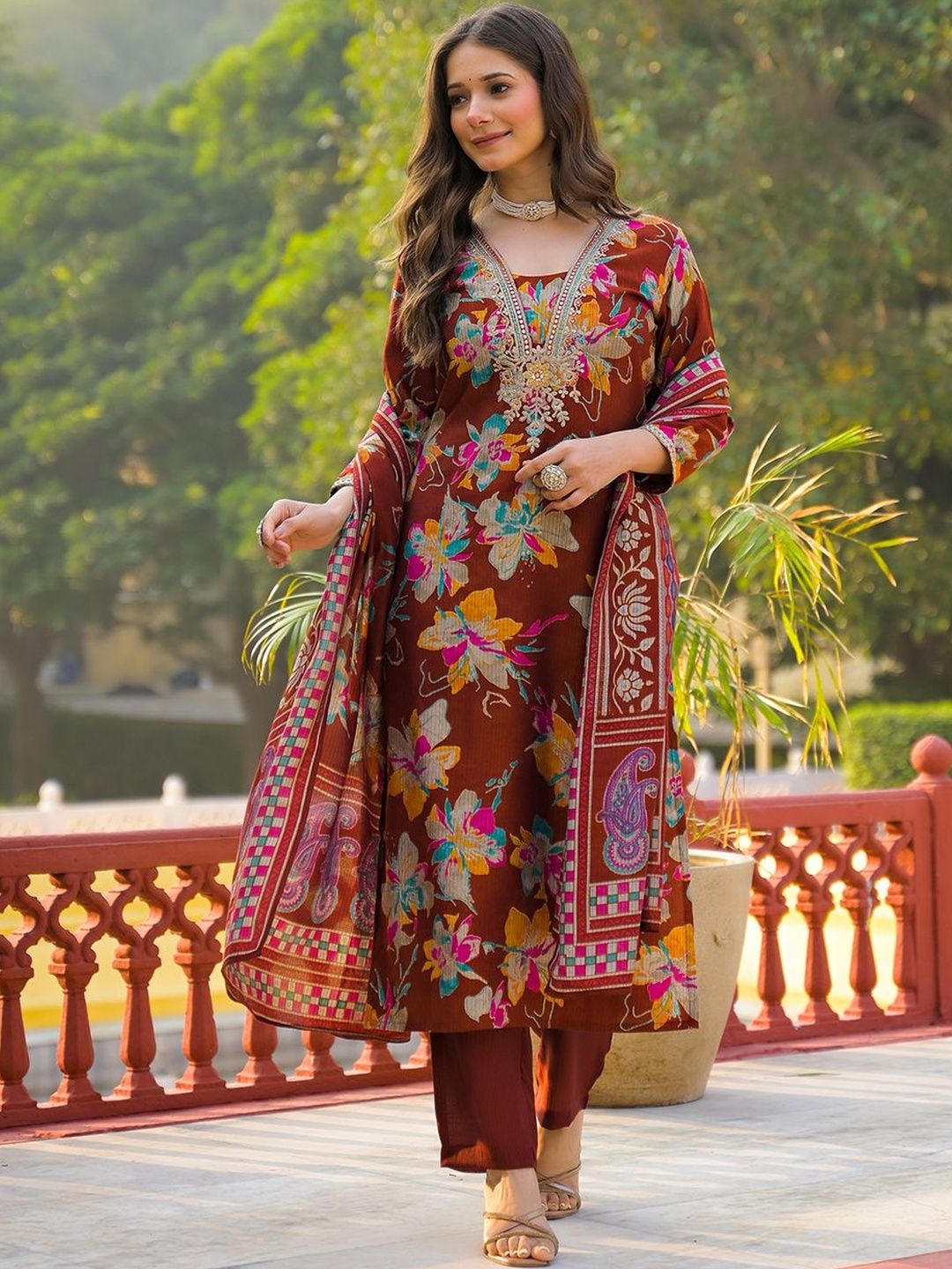 Dhiyona KL Women Floral Printed Regular Thread Work Kurta with Trousers & With Dupatta