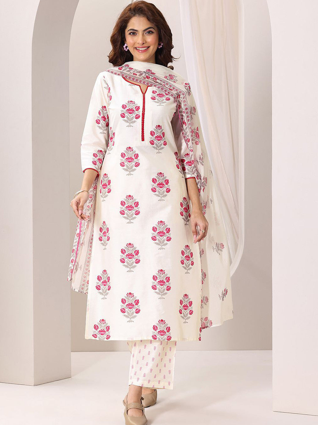 Women Floral Printed Kurta with Trousers & Dupatta