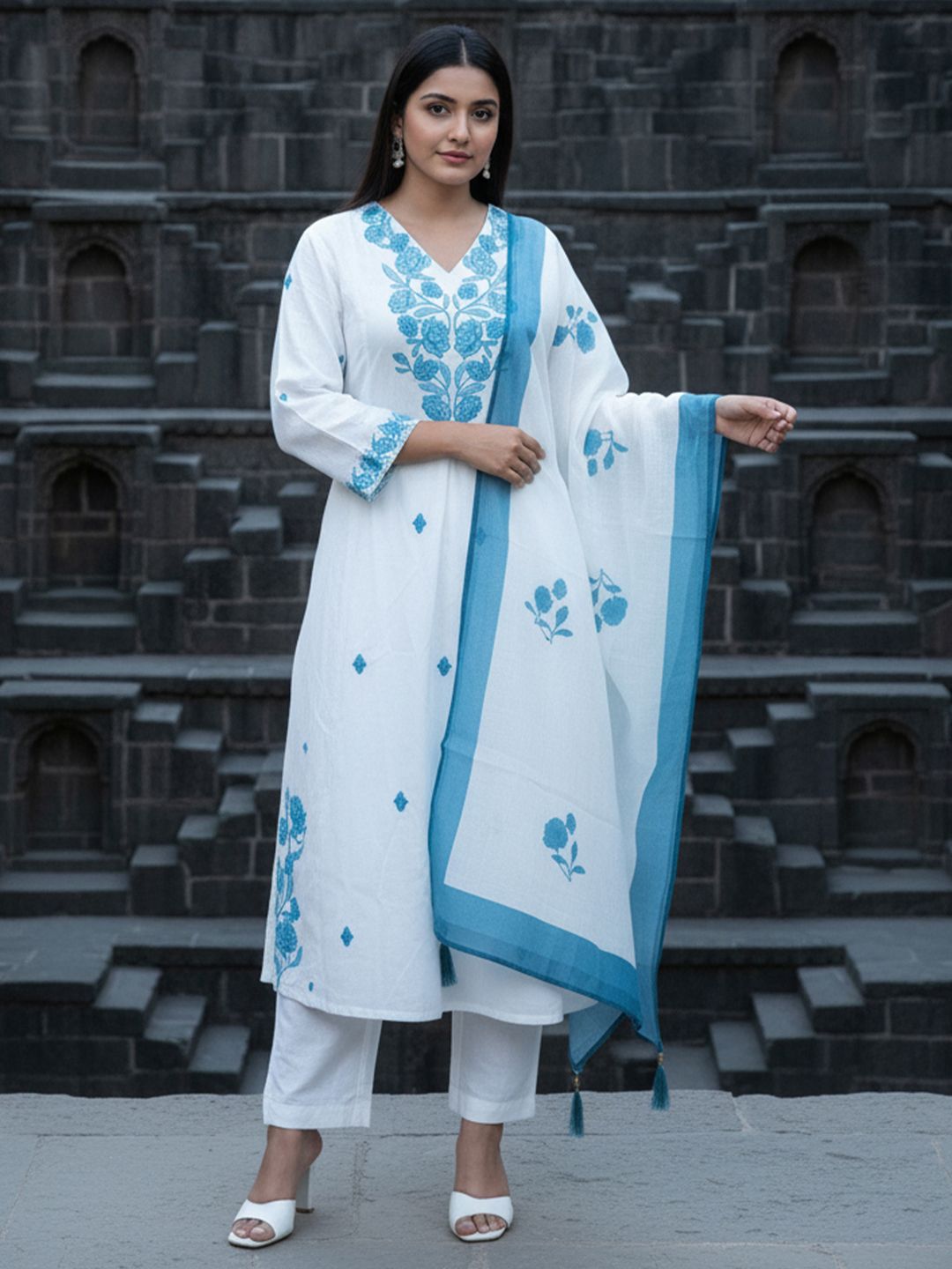 Dhiyona IE Women Floral Embroidered Regular Thread Work Kurta with Trousers & With Dupatta