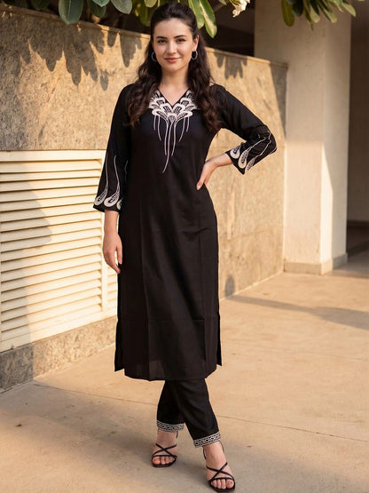 Women Ethnic Motifs Embroidered Regular Thread Work Kurta with Trousers