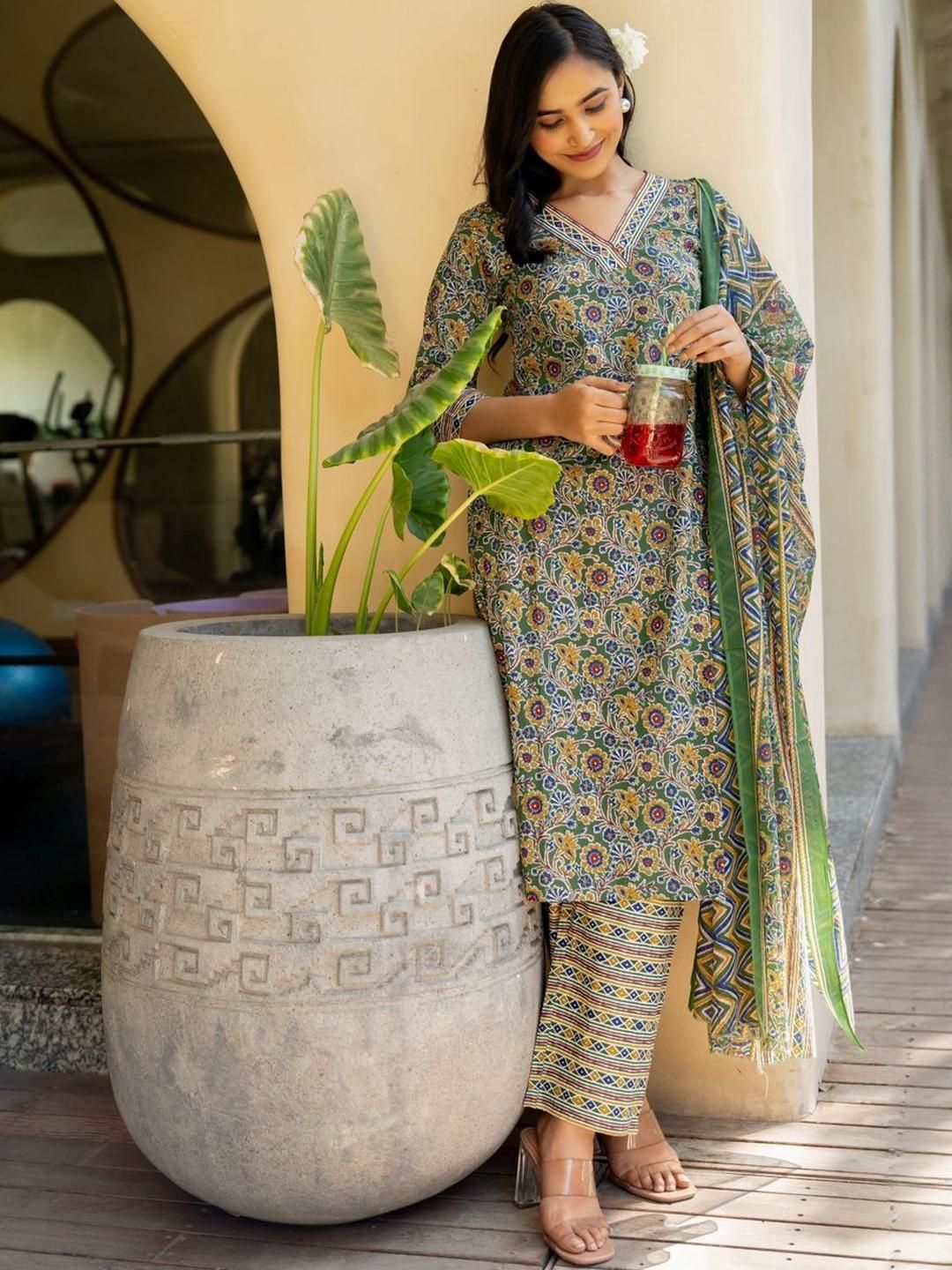 Dhiyona KL Women Green Pure Cotton Kurta Sets