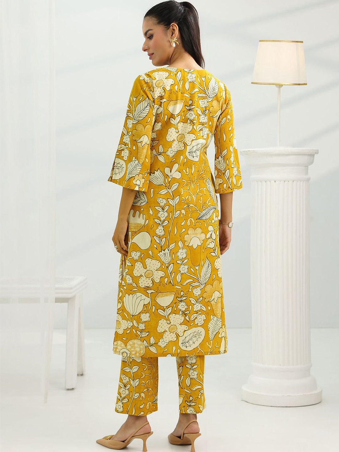 Women Floral Printed Regular Kurta with Trousers