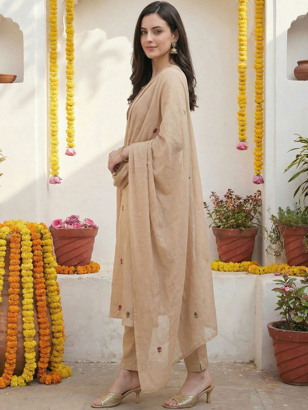 Women Floral Embroidered Regular Thread Work Kurta with Trousers & With Dupatta