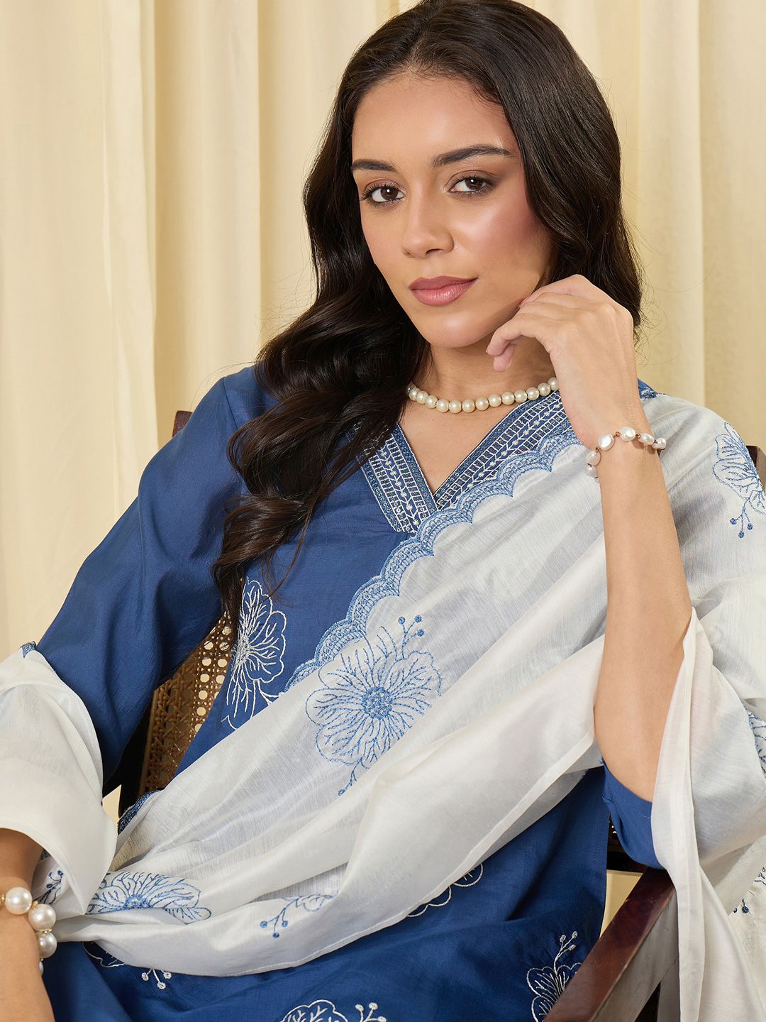 Dhiyona IE Women Floral Embroidered Regular Thread Work Kurta with Trousers & With Dupatta