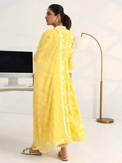 Women Floral Printed Regular Cotton Blend Kurta with Trousers & With Dupatta