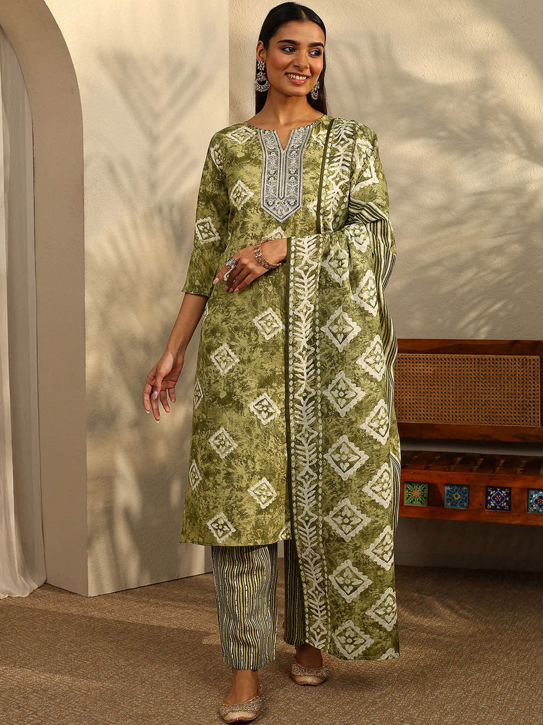 Women Printed Regular Thread Work Kurta with Trousers & With Dupatta