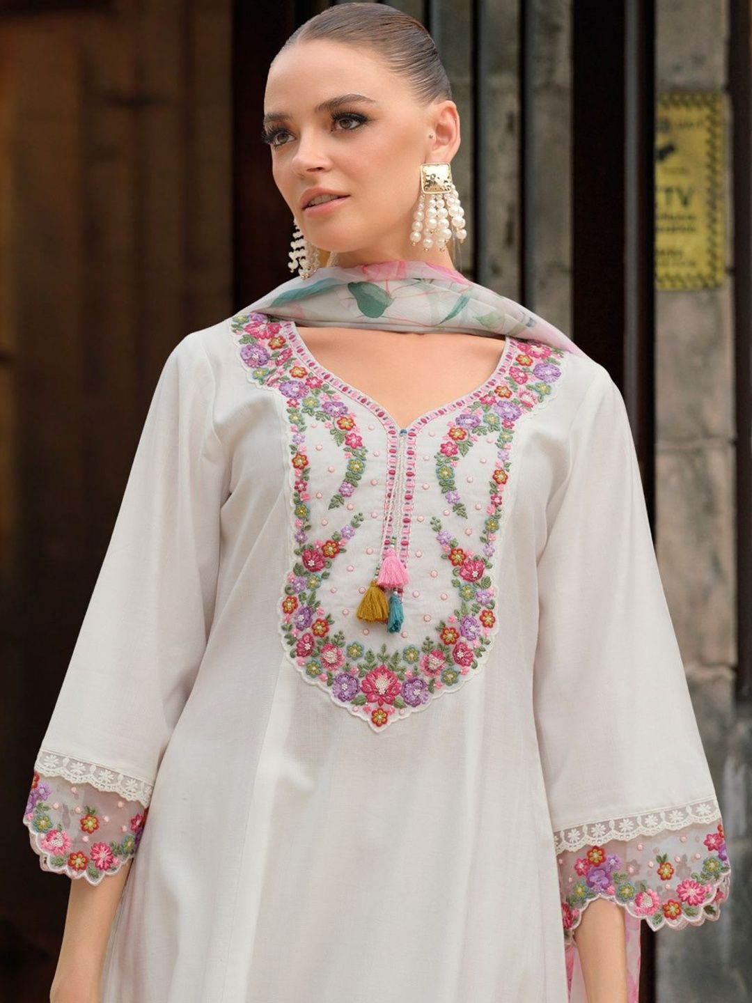Women Floral Embroidered Regular Thread Work Kurta with Trousers & With Dupatta