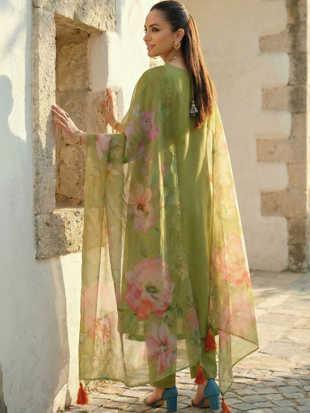 Women Floral Embroidered Regular Thread Work Liva Kurta with Trousers & With Dupatta