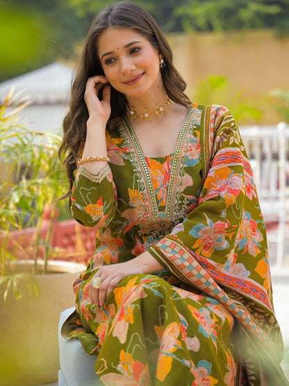 Dhiyona KL Women Floral Printed Regular Thread Work Kurta with Trousers & With Dupatta