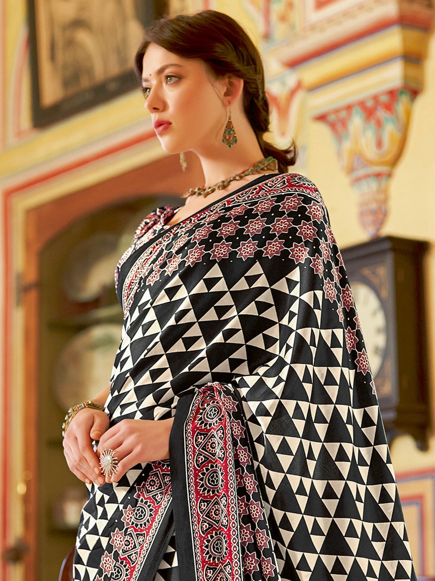 Women's Crepe Black Printed Designer Saree With Blouse Piece