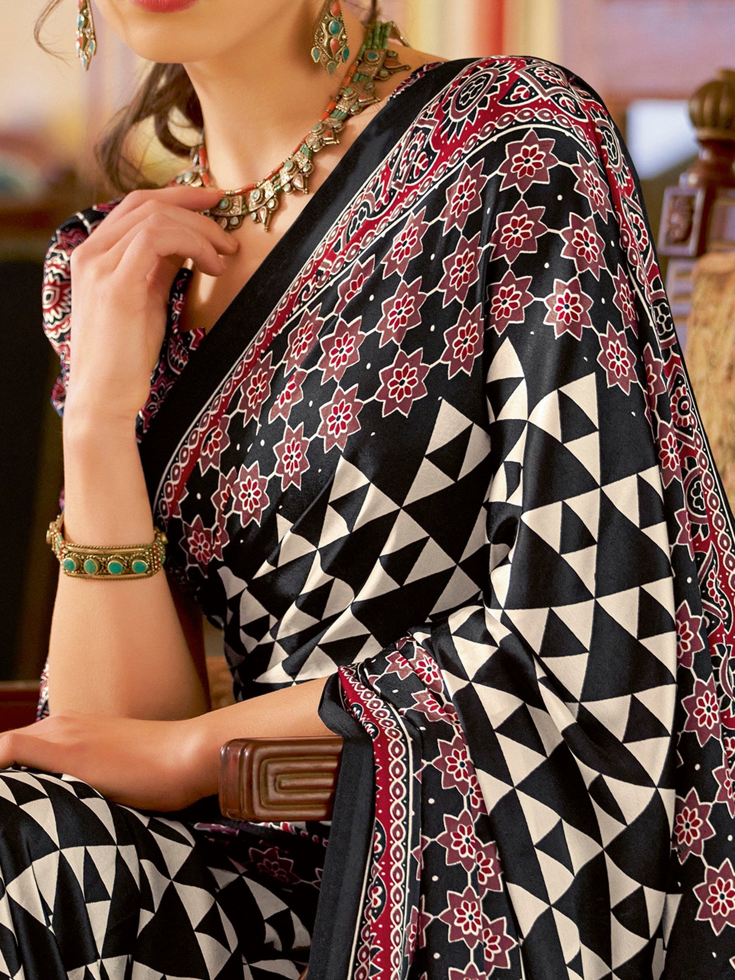 Women's Crepe Black Printed Designer Saree With Blouse Piece