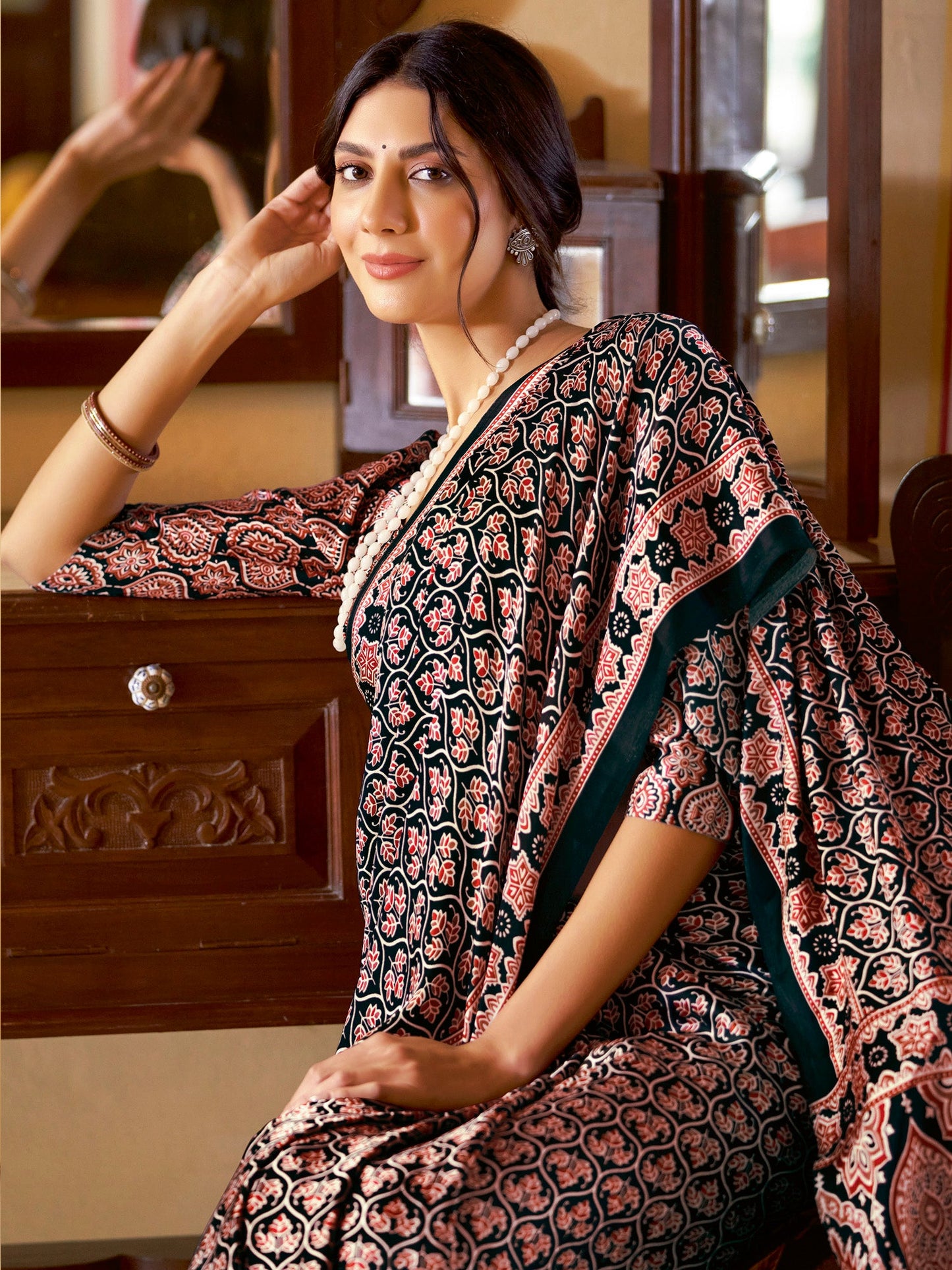Women's Crepe Black Printed Designer Saree With Blouse Piece