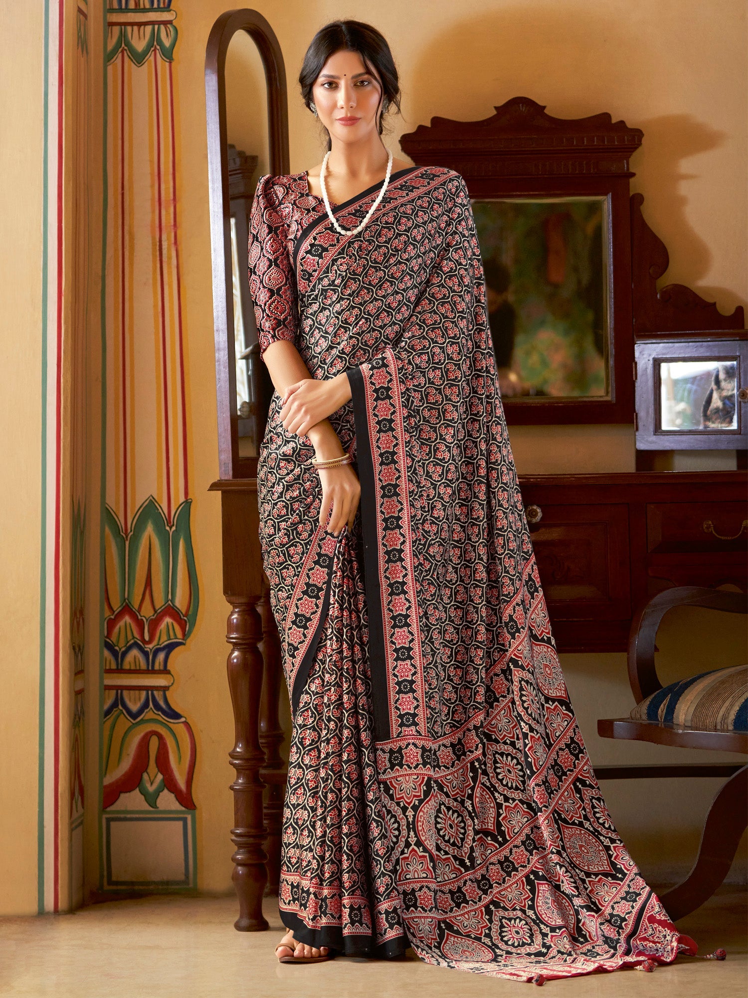 Women's Crepe Black Printed Designer Saree With Blouse Piece