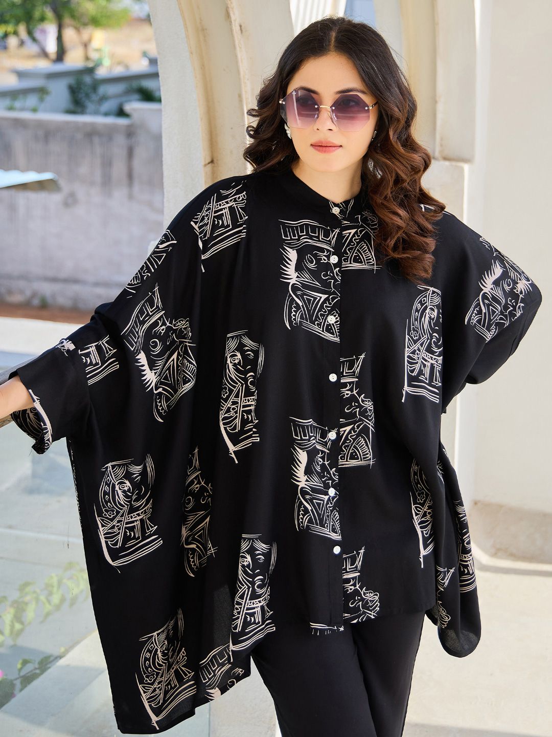 Dhiyona IE Women Geometric Printed Mandarin Collar Regular Kaftan Kurta with Trousers