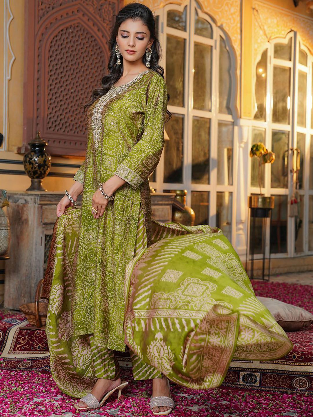 Dhiyona KL Women Ethnic Motifs Embroidered Regular Thread Work Kurta Set With Dupatta
