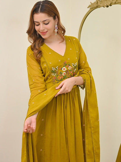 Women Floral Embroidered Empire Thread Work Chanderi Silk Kurta with Trousers & With Dupatta