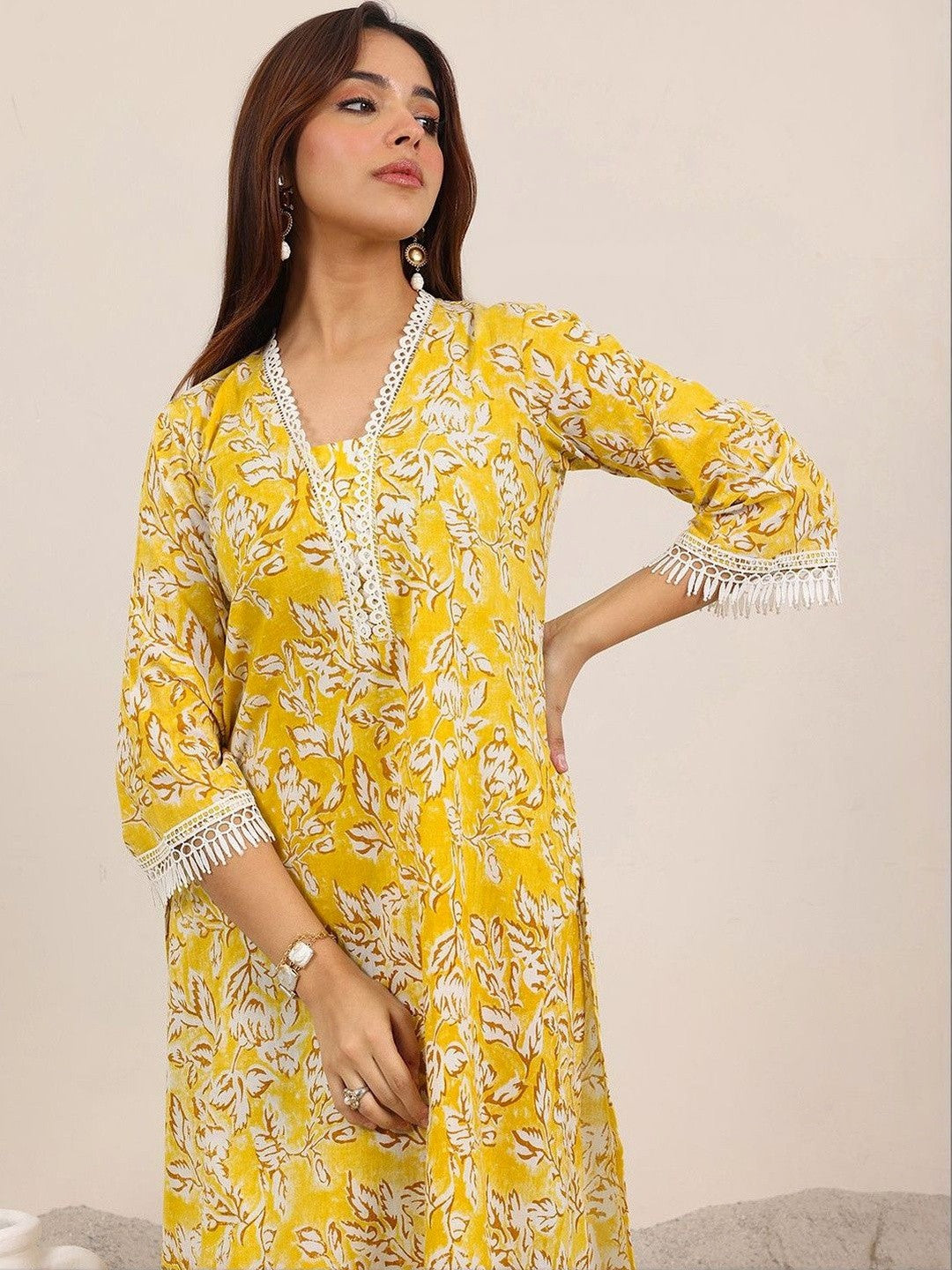 Women Floral Printed Regular Kurta with Trousers