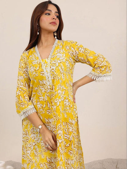 Women Floral Printed Regular Kurta with Trousers