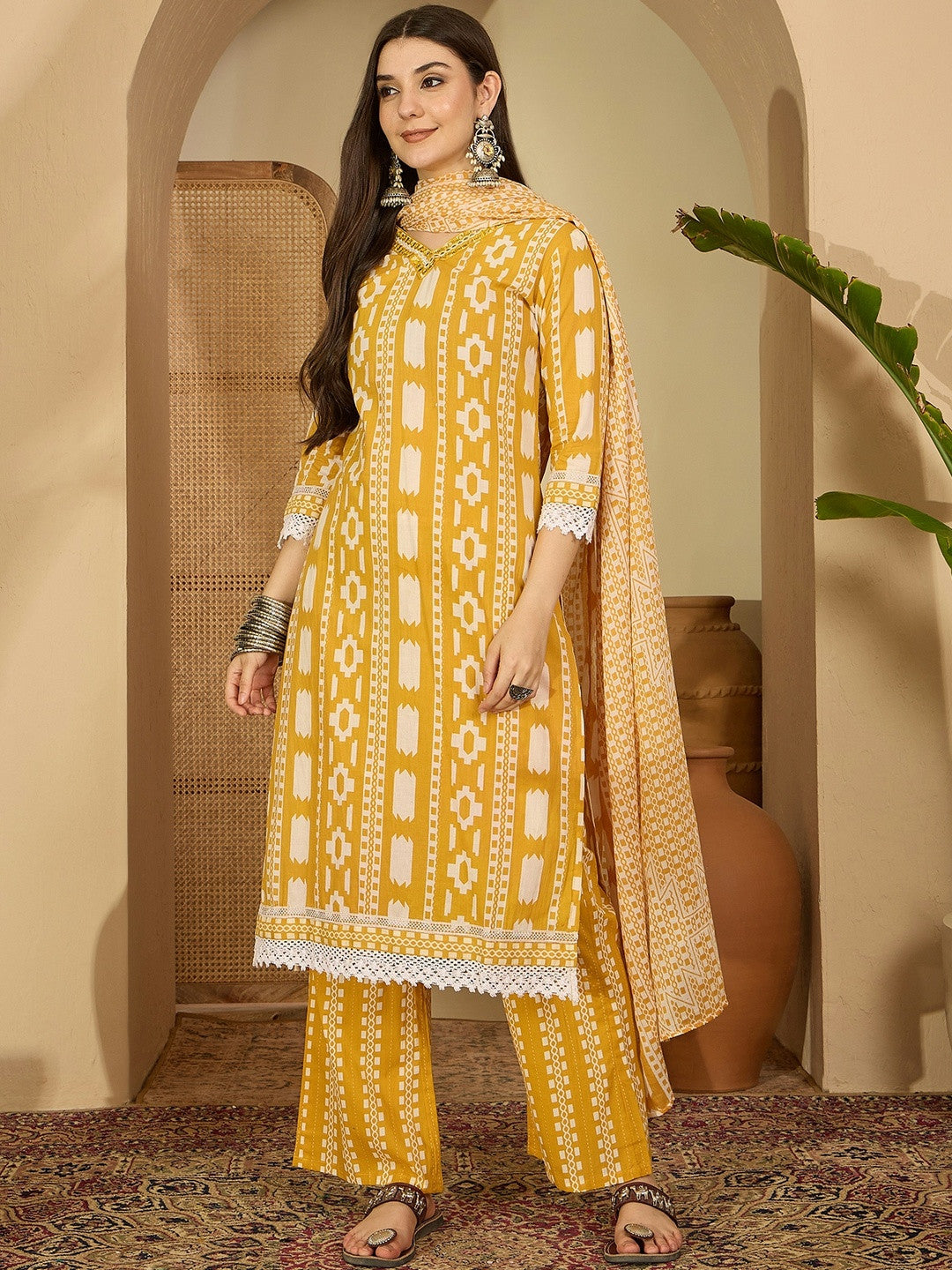 Women's Yellow & White Geometric Printed Kurta Dupatta Set
