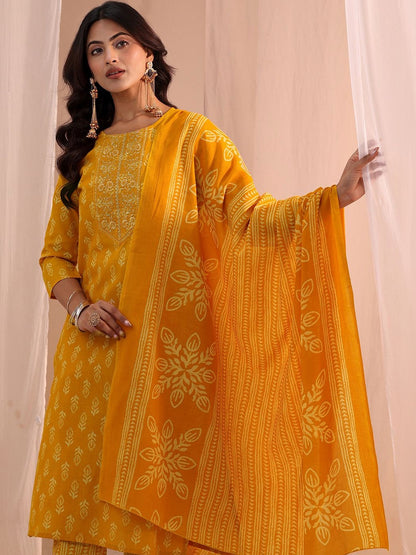 Women Ethnic Motifs Printed Regular Kurta with Trousers & With Dupatta