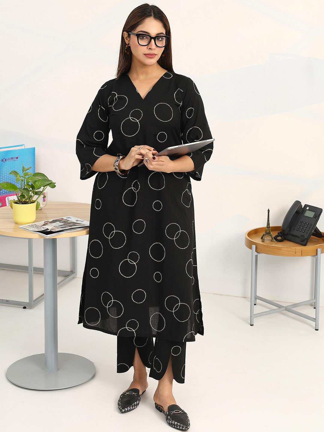 Women Printed Regular Kurta with Trousers