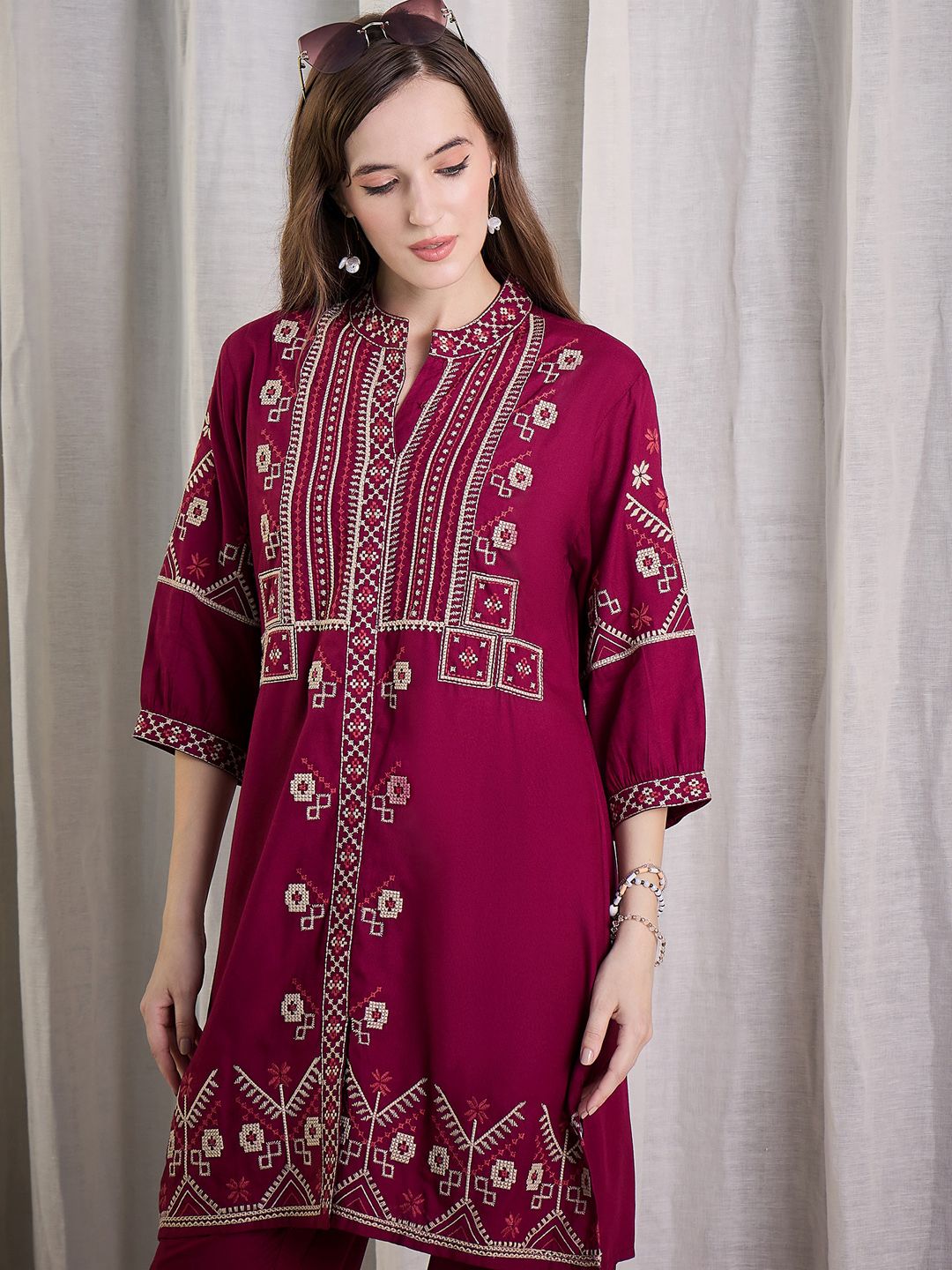 Dhiyona IE Women Ethnic Motifs Embroidered Thread Work Kurta With Trousers Kurta Sets