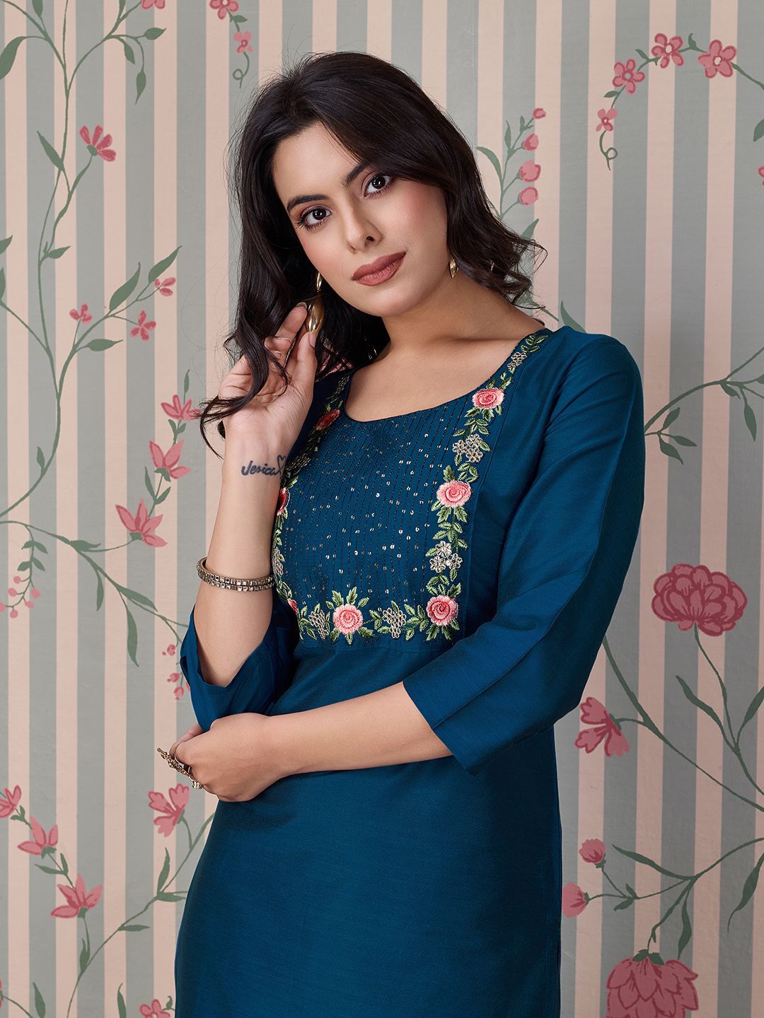 Dhiyona OD  Women Round Neck Three-Quarter Sleeves Embroidered Straight Kurta