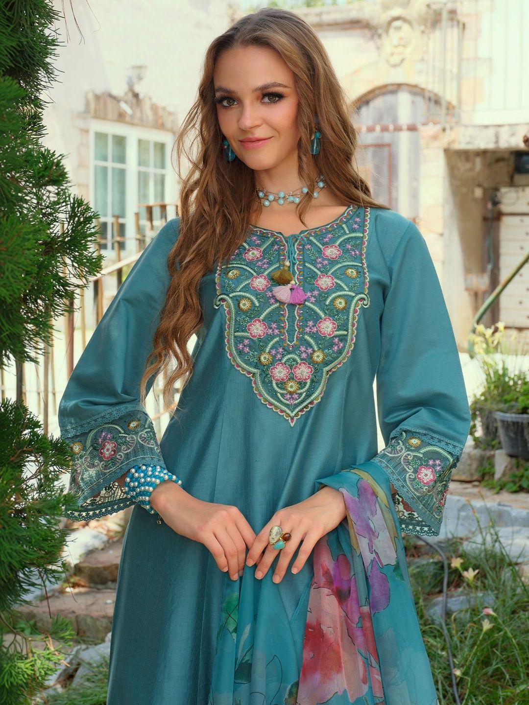 Women Floral Embroidered Regular Thread Work Liva Kurta with Trousers & With Dupatta