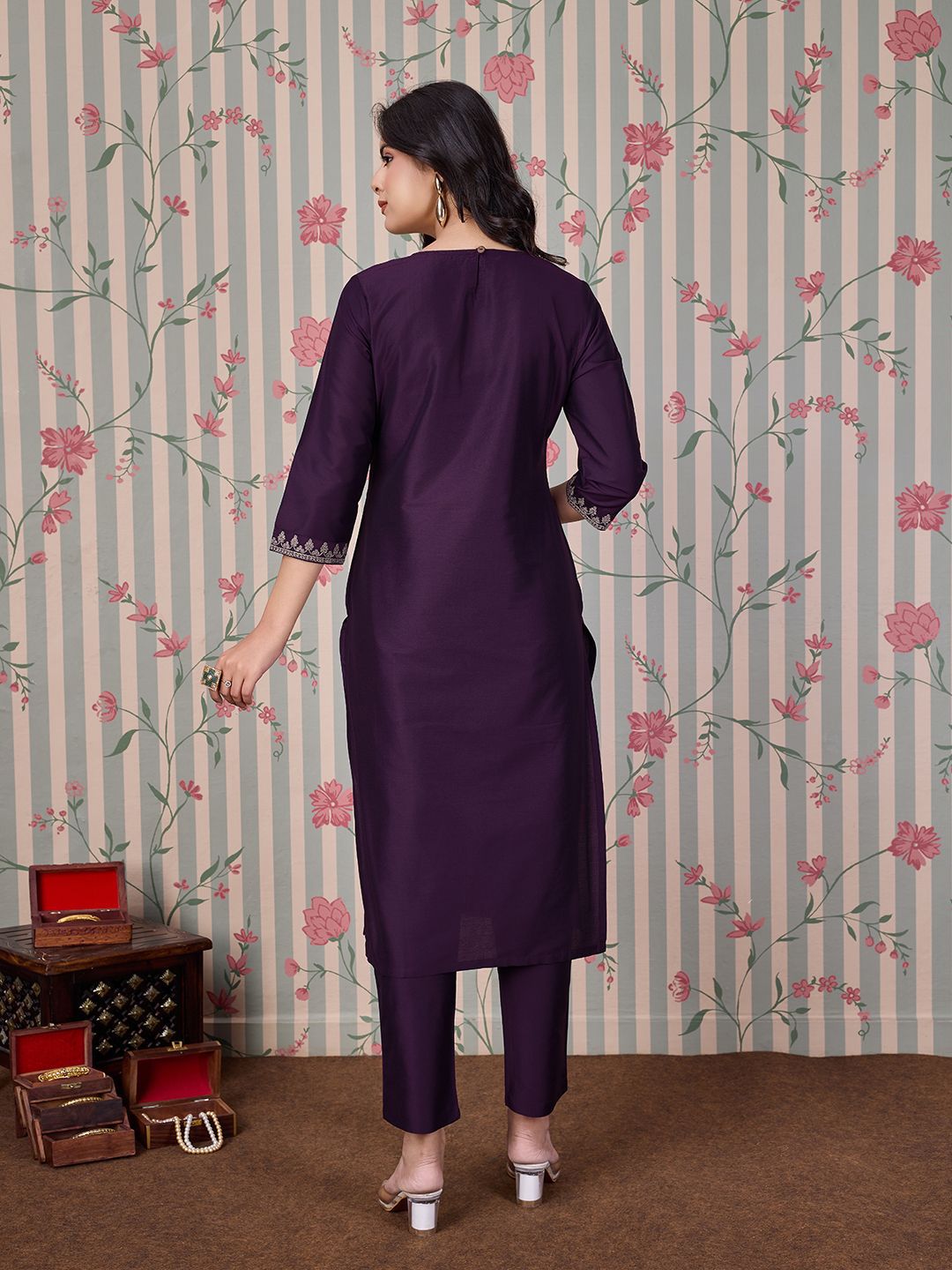 Dhiyona OD  Women Embroidered Side Slits Straight Kurta