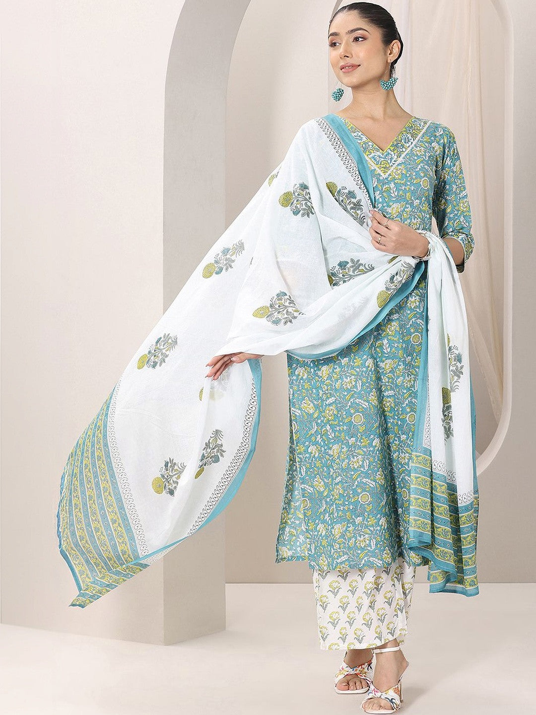 Women Floral Printed Regular Kurta with Trousers & With Dupatta