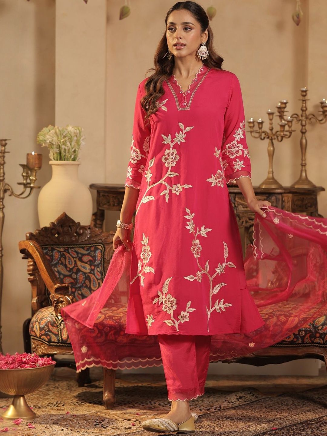 Dhiyona IE Floral Embroidered Thread Work V-Neck Straight Kurta & Trousers With Dupatta