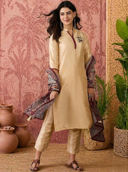 Women Beads Design Mandarin Neck Kurta Set With Tasseled Dupatta