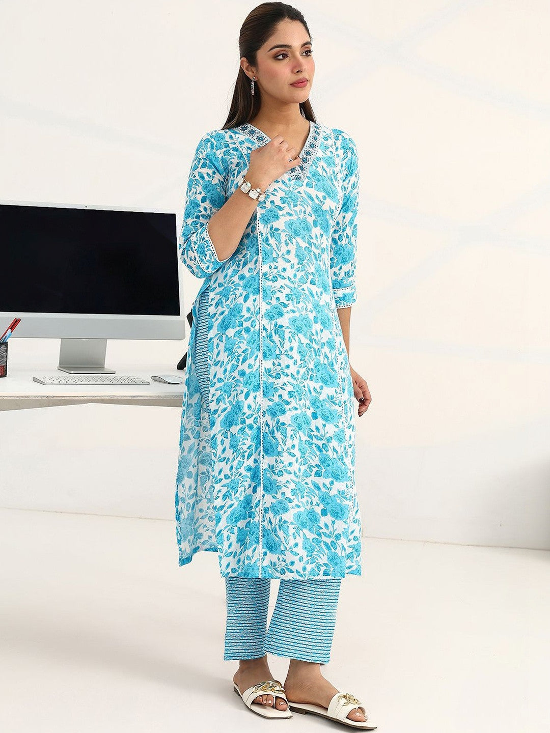 Women Floral Printed Regular Kurta with Trousers & With Dupatta
