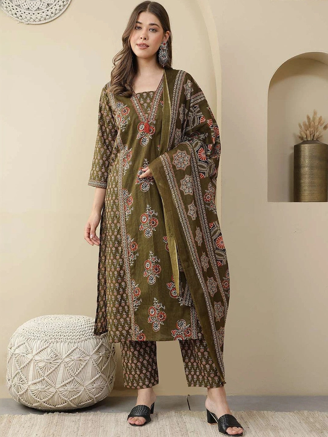 Dhiyona SN Women Floral Printed Regular Pure Viscos Kurta with Trousers & With Dupatta