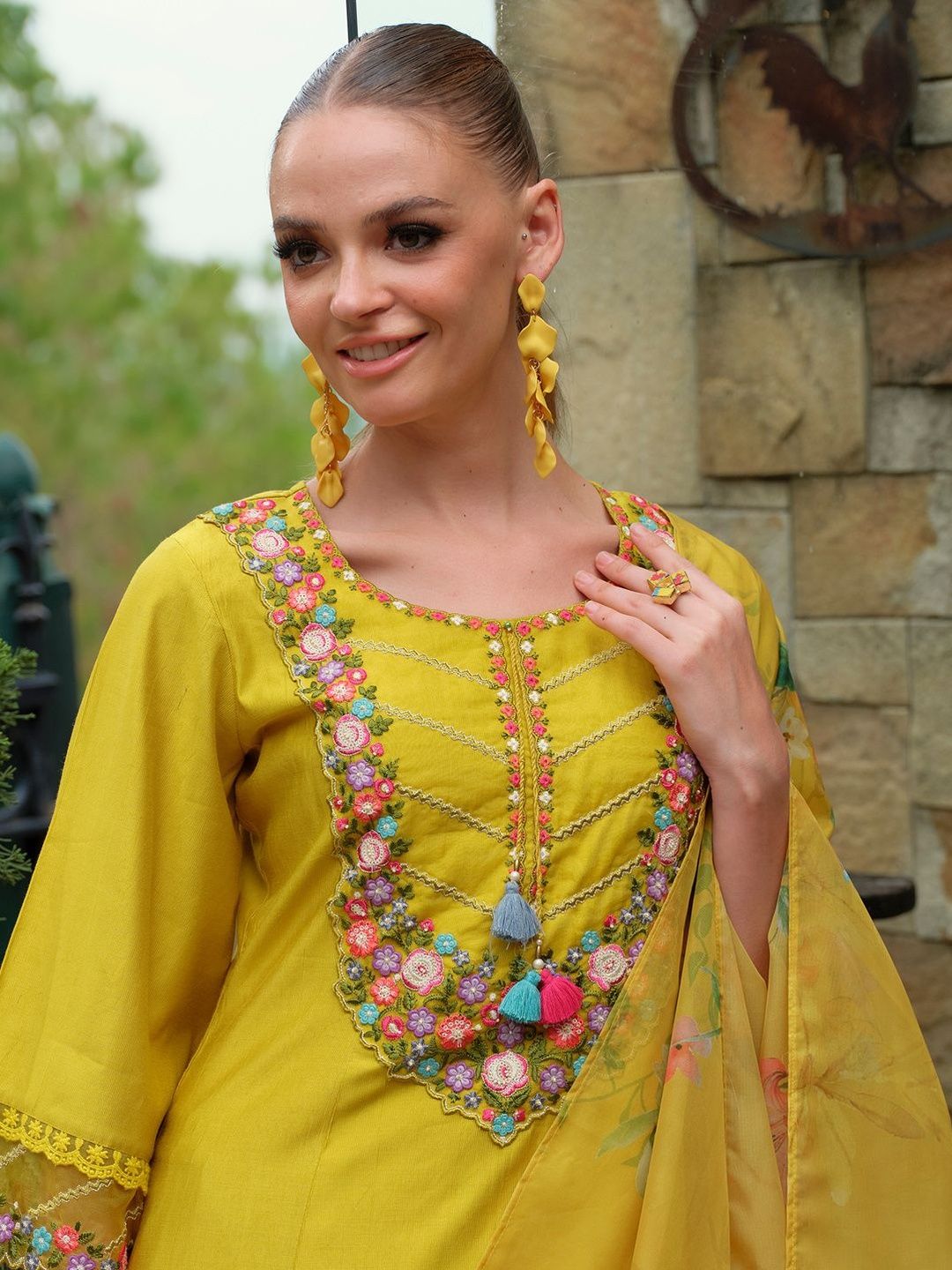 Women Floral Embroidered Regular Thread Work Liva Kurta with Trousers & With Dupatta